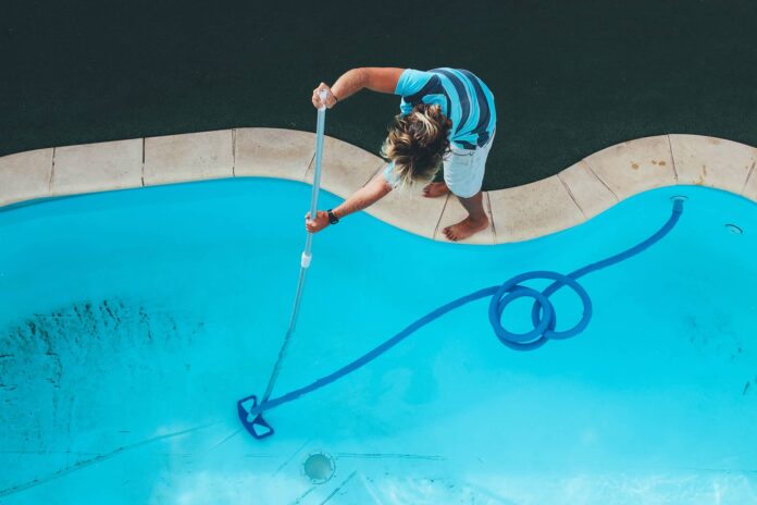 cleaning-water-in-the-pool